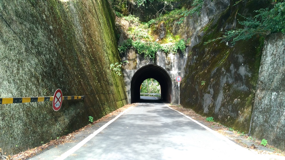 雨畑のトンネル出口