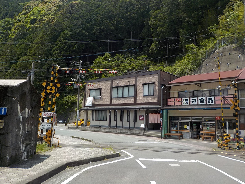 千頭駅でダムカレーと抹茶ソフトクリームを食べてきました ゆるキャン聖地巡礼の旅 千頭駅でダムカレーと抹茶ソフトクリームを食べてきました ゆるキャン聖地巡礼の旅